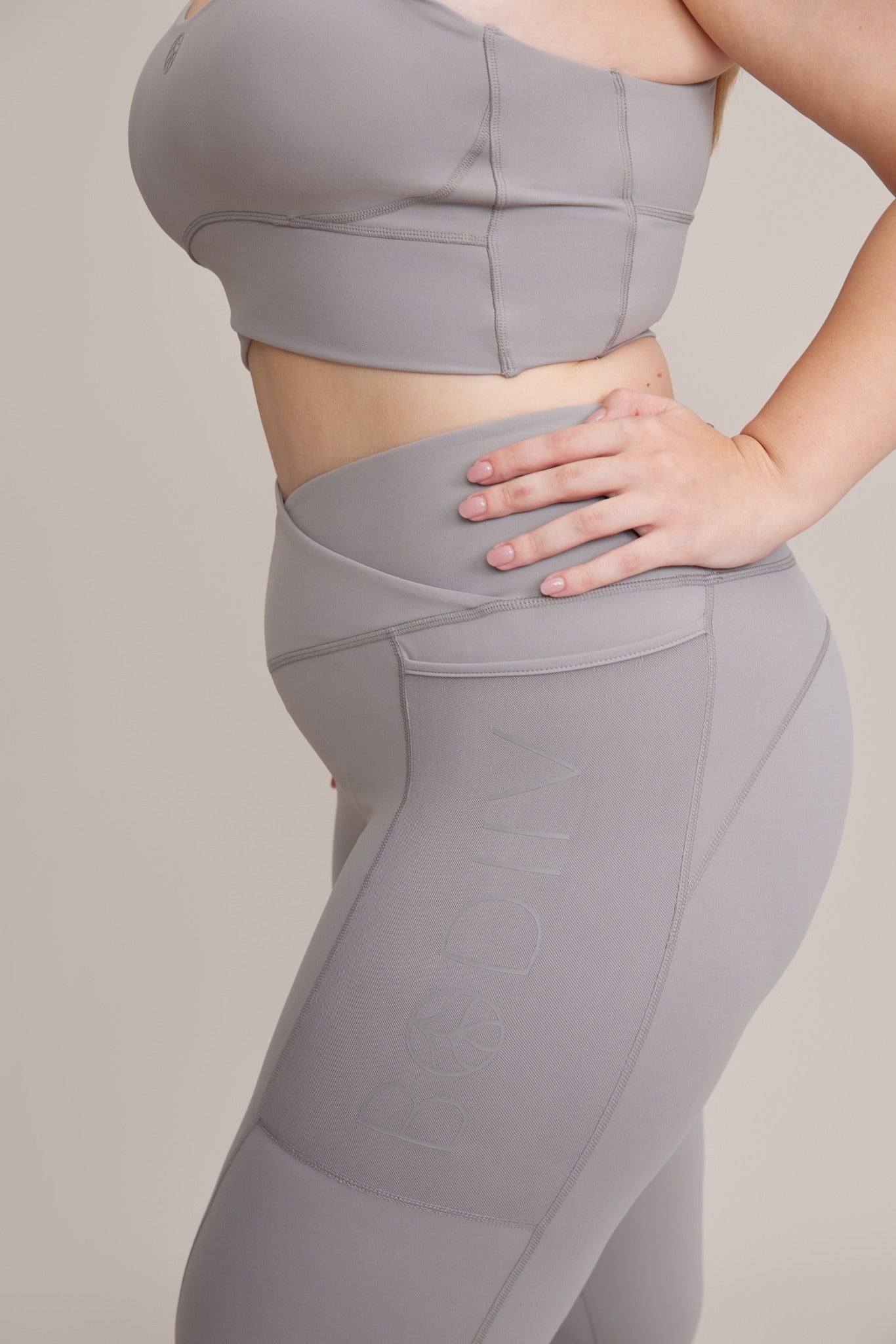Curvy Comfort V Waistband Capri Legging - BODIIV