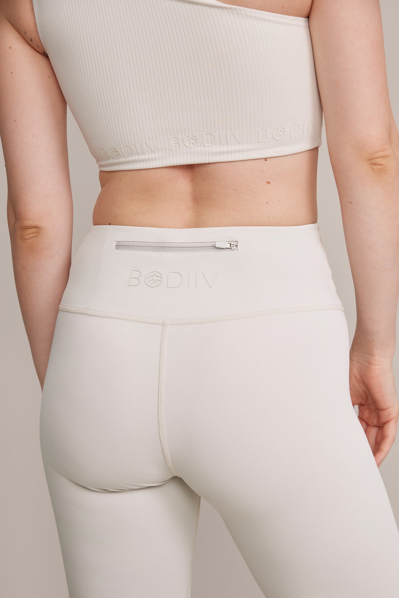 Soft Motion Mid-Rise Capri Legging - BODIIV 