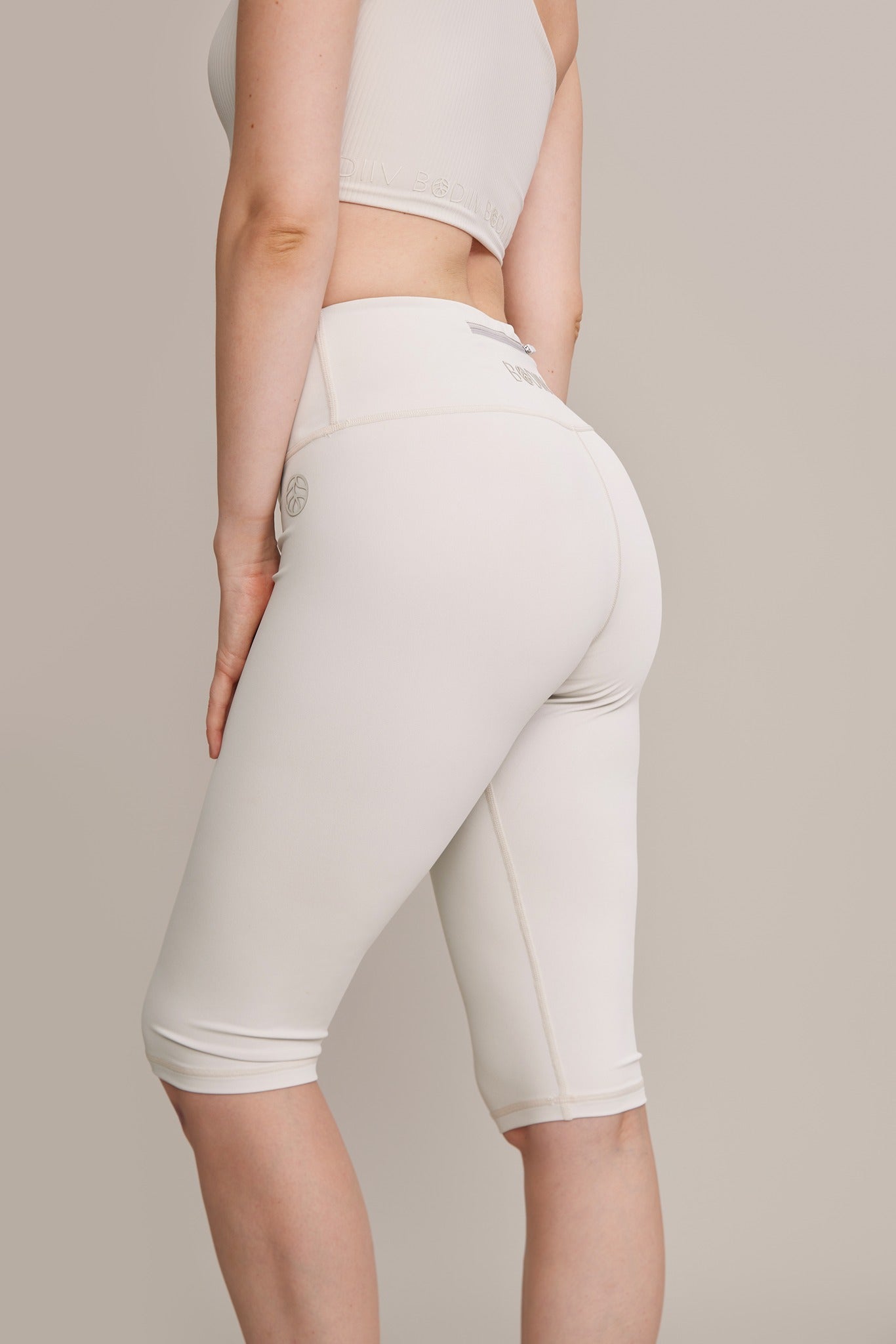 Soft Motion Mid-Rise Capri Legging - BODIIV 